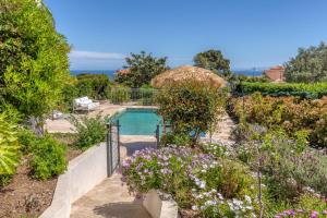 弗雷瑞斯Stunning Cote d'Azur Villa - Rives d'Or的花卉花园中的游泳池