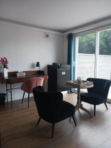 维拉尔雷东布Touraco的客厅配有桌椅和钢琴
