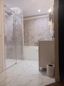 维拉尔雷东布Touraco的带淋浴和盥洗盆的浴室