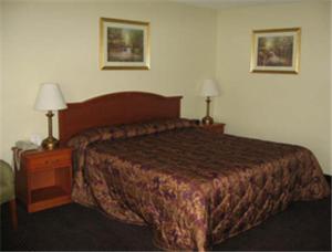 隆波克隆波克酒店的酒店客房,配有一张床和两盏灯