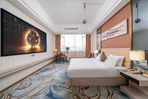 广州Guangzhou Yunshang Airport Hotel Free shuttle airport bus的酒店客房设有一张床和一个大屏幕