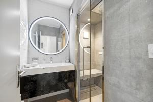 尼斯Le Hammam的一间带水槽和镜子的浴室