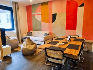布伦瑞克maremar - Design im Zentrum - Luxus Boxspringbetten - Arbeitsplätze & Highspeed WLAN - Balkon的配有桌椅和沙发的房间
