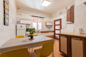 布达佩斯K52 Apartment Budapest的厨房配有桌子和黄色椅子
