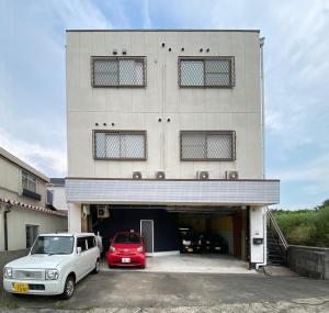 OzakiMy Home Inn Sennan, Onosato的停在大楼前的白色汽车
