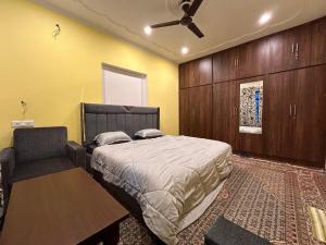 斯利那加John's Homestay的一间卧室配有一张床和吊扇