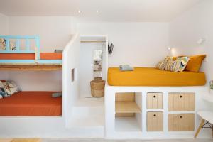 MoutsoúnaBella Vista Mare的客房设有两张双层床和一张书桌。