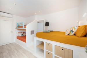 MoutsoúnaBella Vista Mare的一间卧室配有一张带橙色床单的大床