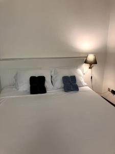 维杰瓦诺Casa Vigevanese CIR 018177-LNI-00019的一张带两个黑色枕头的白色床