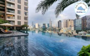 胡志明市Delightful Apartment - Masteri Millennium - FREE Infinity Pool的享有城市美景的无边泳池