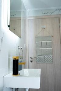 雅典LoftLiving 2 by ΑΤΤΙΚΟ ΝΟΣΟΚΟΜΕΙΟ的浴室设有白色水槽和镜子