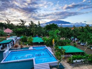 阿鲁沙Njiro Climax的享有带游泳池的度假村的空中景致