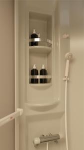OzakiMy Home Inn Sennan, Onosato的浴室设有1个带2瓶肥皂的架子