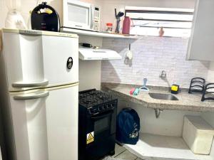 马塞约Confortavél quarto e sala com Manobrista, Wi-fi, Tv Smart - Apto 208的一间带冰箱和水槽的小厨房