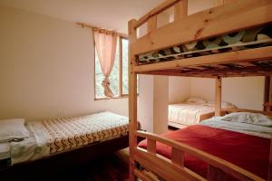 巴尼奥斯Backpackers-balcones-river-lodge的一间卧室设有两张双层床和一扇窗户。