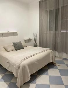 乌季达Maison avec terrasse et spa的一间卧室设有一张大床,铺有 ⁇ 板地板