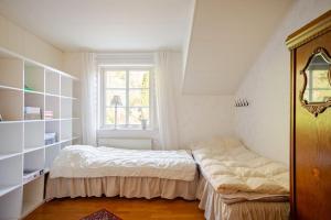 孔艾尔夫Outstanding apartment close to Gothenburg的一间小卧室,配有床和窗户