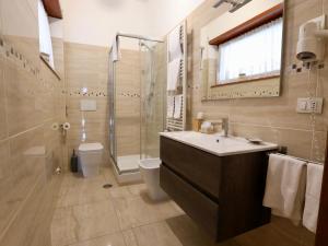 菲乌米奇诺Villa Gisi Guest House的一间带水槽、淋浴和卫生间的浴室