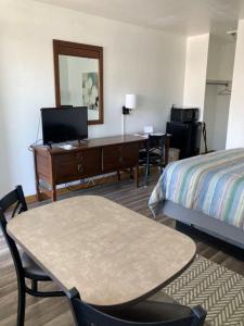 约翰迪John Day Motel的酒店客房配有书桌和床。