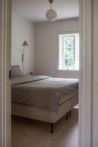 恩雪平Vallby Cottage的一间卧室设有一张大床和一个窗户。