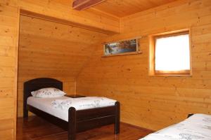 普利特维采湖Vacation House Home, Plitvice Lakes National Park的小木屋内的两张床,设有窗户