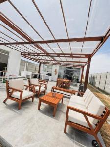 SunampeSOLARIUM CHINCHA Casa de Campo y Playa de 1000mts!的庭院里摆放着几把椅子和桌子