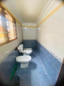 贝岛Chambres d'hôtes Beluga的浴室配有卫生间和水槽。