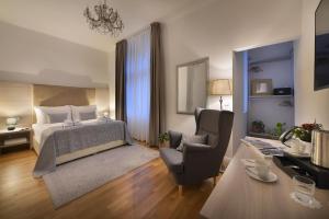 布拉格布拉格老城公寓 的一间卧室配有一张床、一把椅子和一张书桌