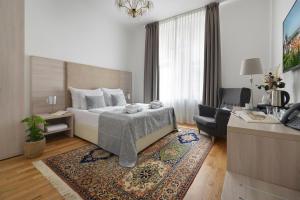 布拉格布拉格老城公寓 的一间卧室配有一张床、一张沙发和一把椅子