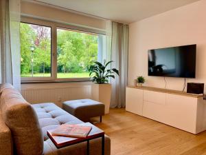 慕尼黑Leo‘s MUNICH Apartment的带沙发和电视的客厅