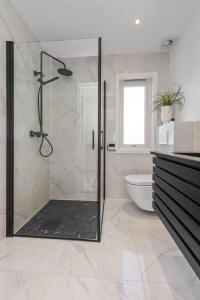 奥勒松Aalesund Holiday Home 5 Bedroom!的带淋浴的浴室和玻璃门