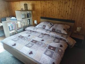 Areál Bobo的一间卧室配有一张带被子和枕头的床
