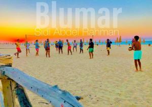 阿莱曼Blumar Sidi Abdel Rahman 2 bedrooms Chalet North Coast的一群人在海滩上玩足球
