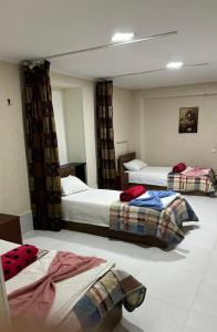 库塔伊西Hostel FORREST的一间酒店客房,房间内设有两张床