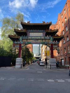 曼彻斯特Amazing 1BD Apartment China Town Manchester的街道中间的大门