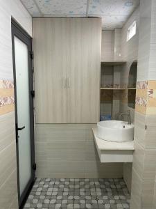 Dĩ Anhotel Hương Thiên Phú的一间带水槽和镜子的浴室