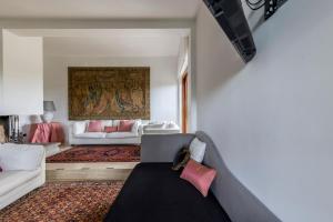 罗马Villa Del Rubbio的客厅配有白色家具和墙上的绘画