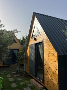 哈塔伊Karaağaç Bungalov & Tiny House的小木屋设有黑色屋顶