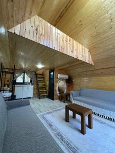 哈塔伊Karaağaç Bungalov & Tiny House的带沙发和木制天花板的客厅