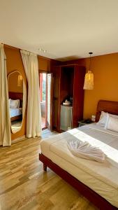 开罗Almas Pyramids Hotel的一间卧室配有一张大床和镜子