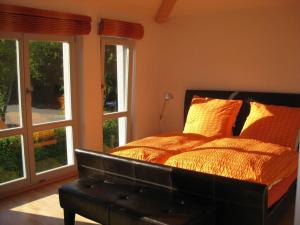 海利根达姆Luxury holiday home with sauna的一间卧室配有一张带皮革床头板和窗户的床。