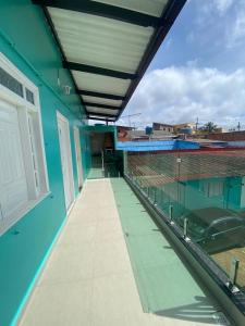 里约布兰科POUSADA TORRE FORTE ac的阳台,建筑有蓝色的墙壁