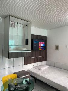 里约布兰科POUSADA TORRE FORTE ac的客房设有床、桌子和镜子