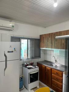 里约布兰科POUSADA TORRE FORTE ac的厨房配有白色炉灶和冰箱。
