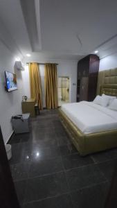 阿布贾Cozy Residence Abuja的一间卧室,卧室内配有一张大床