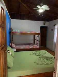 希门尼斯港Corcovado Hostel的客房设有两张双层床和天花板。