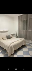 乌季达Maison avec terrasse et spa的一间卧室配有一张床,铺有一个 ⁇ 板地板