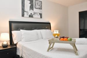 圣萨尔瓦多Infinity Pool Apartment的一间卧室配有一张床,上面有水果盘