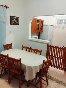奥巴曹洛克Abádi Karmazsin Ház的厨房配有桌椅和冰箱。