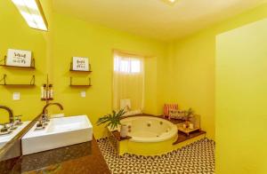 巴拉奈里奥-坎布里乌Rizzu Marina Hotel的黄色的浴室设有浴缸和水槽